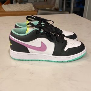 Nike Air Jordan 1 Low size 6Y (womens 8)